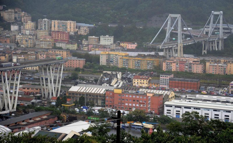 В Генуе обрушился автомобильный мост высотой 45 метров