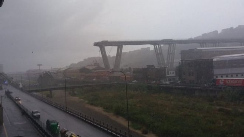 В Генуе обрушился автомобильный мост высотой 45 метров