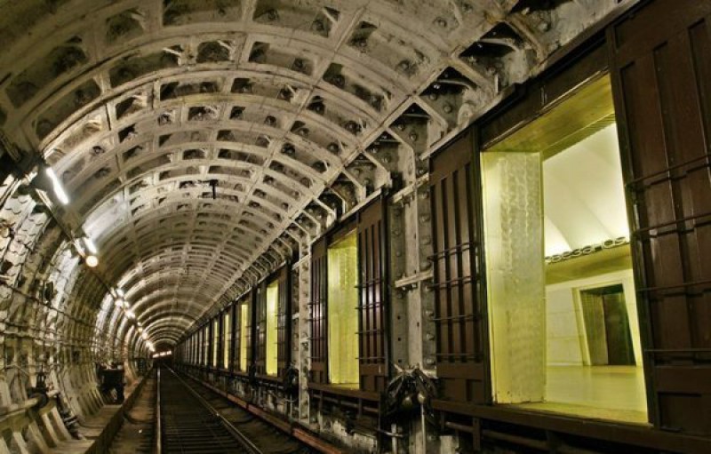 Зачем в Ленинградском метро строили станции с дверьми на платформе