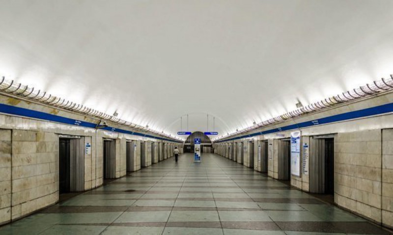 Зачем в Ленинградском метро строили станции с дверьми на платформе