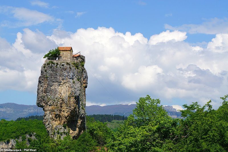 Горные деревни и монастыри на скалах: самые опасно расположенные