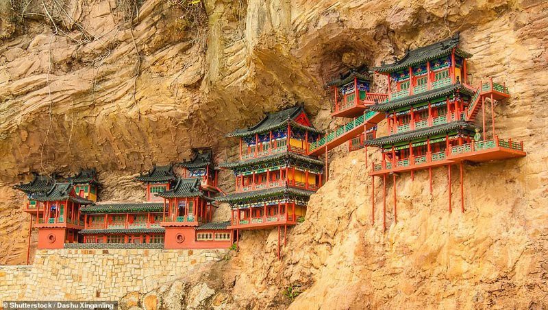 Горные деревни и монастыри на скалах: самые опасно расположенные