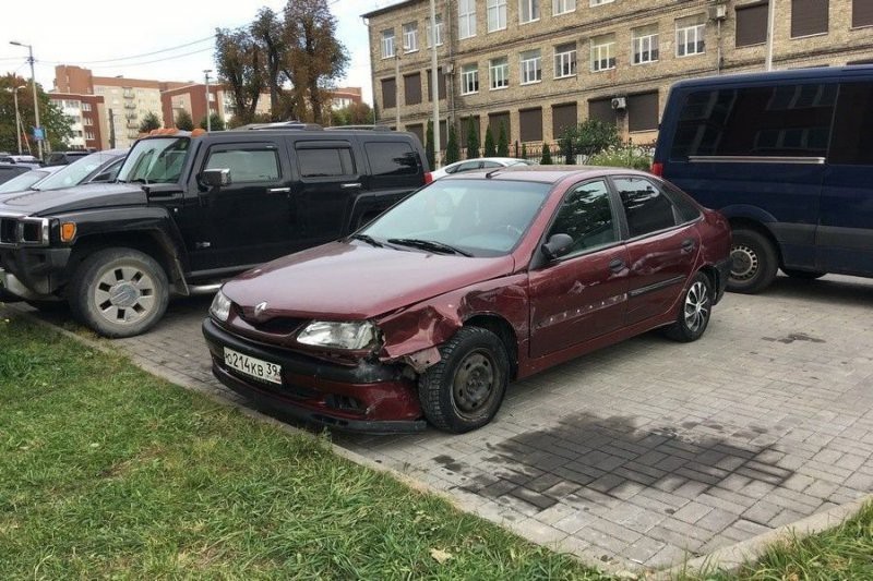 В Калининграде автомобиль протаранил дверь и заехал в детский