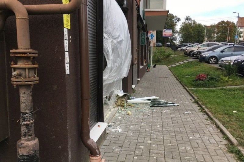 В Калининграде автомобиль протаранил дверь и заехал в детский