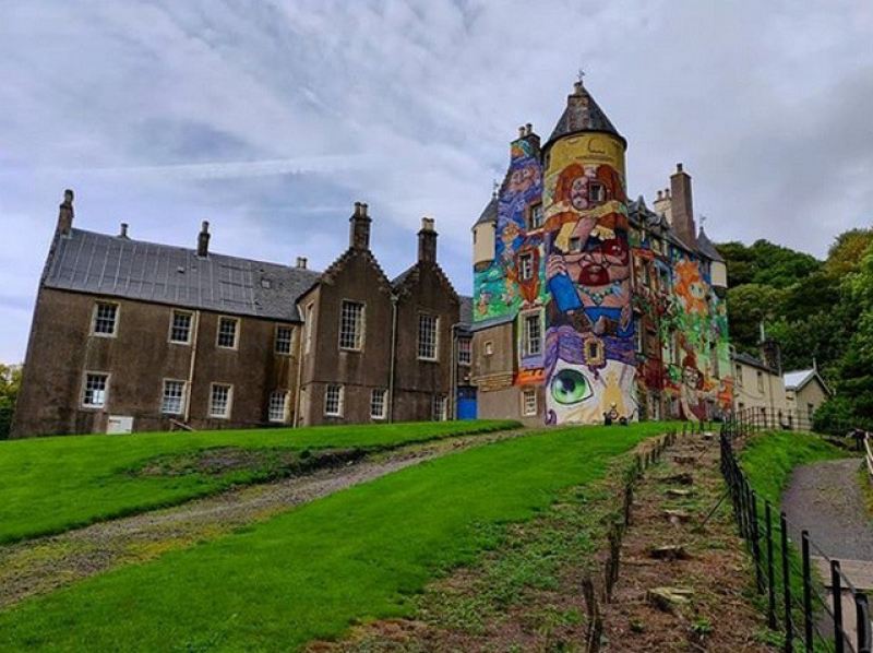 Старинный замок Келберн, разрисованный современными граффити 