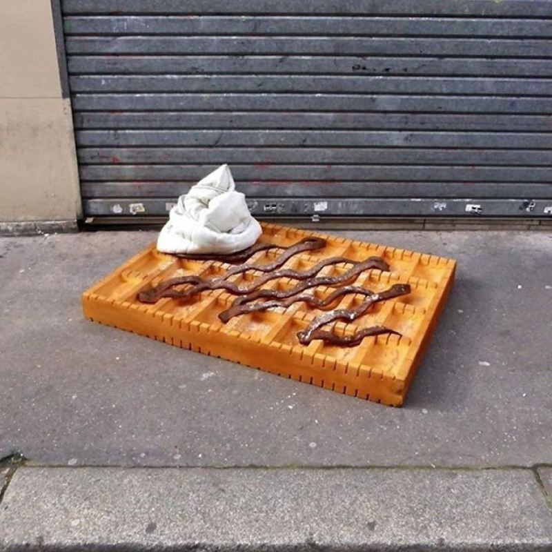 Французский художник превращает выброшенные матрасы в аппетитные скульптуры