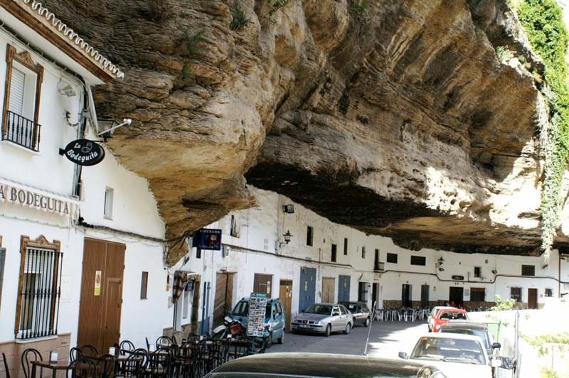 Испанский город в скале