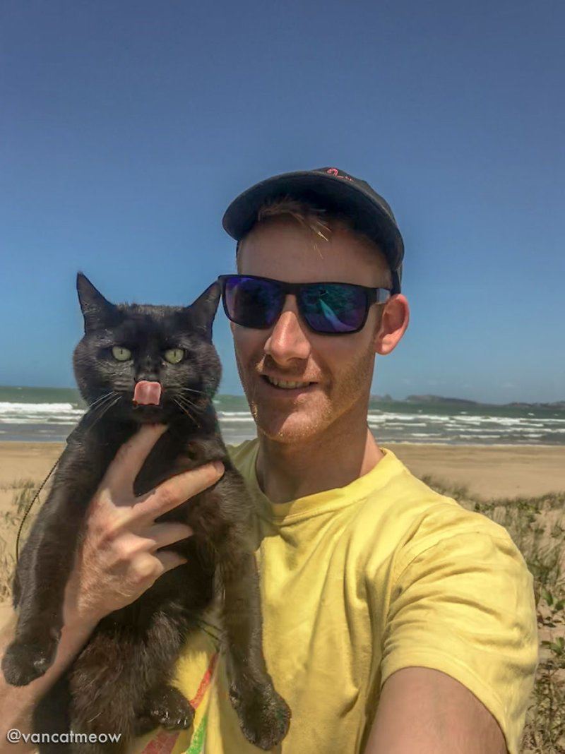Парень уже три года путешествует по Австралии со своей кошкой