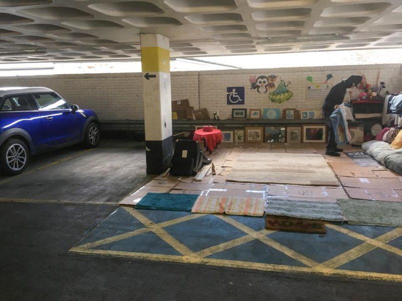 Бездомный британец превратил место на парковке в номер отеля