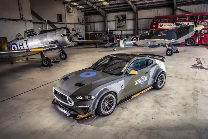 Mustang в честь Spitfire: как Ford помогает молодым лётчикам