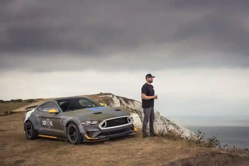 Mustang в честь Spitfire: как Ford помогает молодым лётчикам