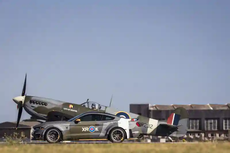 Mustang в честь Spitfire: как Ford помогает молодым лётчикам