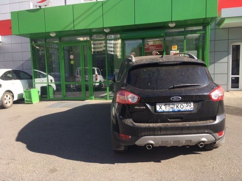 Когда наглость зашкаливает: в Астрахани водитель припарковался