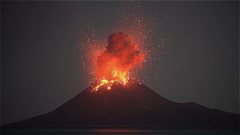 Видео: вулкан Кракатау проснулся и стреляет молниями