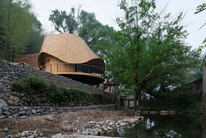 Деревянный дом с необычной крышей в Китае