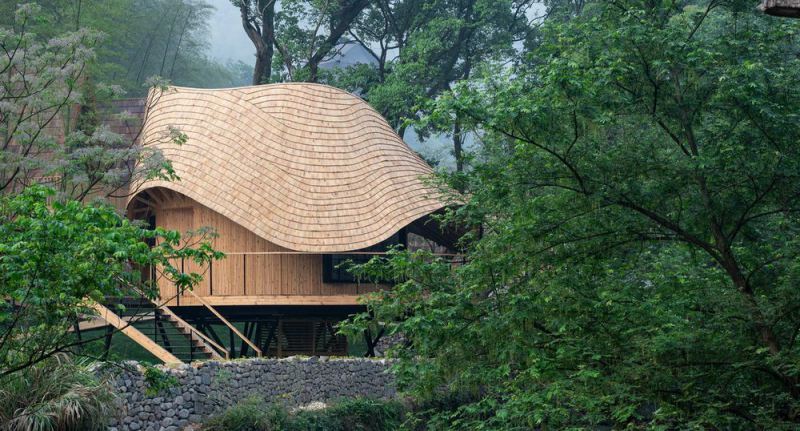 Деревянный дом с необычной крышей в Китае