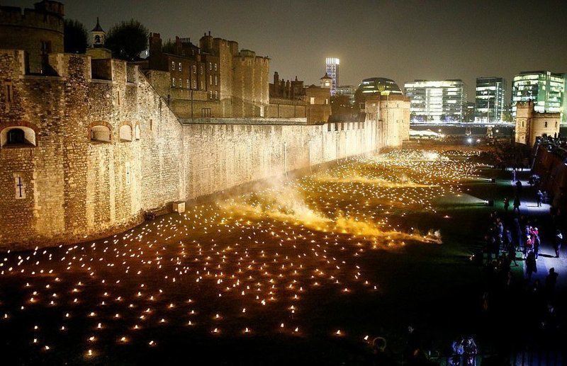 В Тауэре зажгли 100 тысяч факелов в честь погибших на Первой мировой