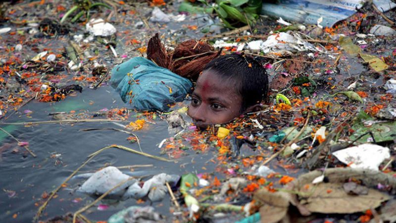 Самые экологически загрязненные места мира, Долина реки Читарум, Индонезия — промышленное и бытовое загрязнение, голова из мусора