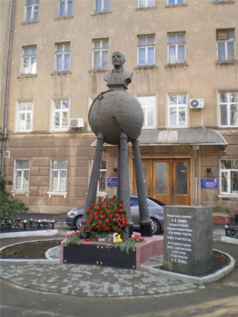 Самые странные памятники Ленину в разных городах мира