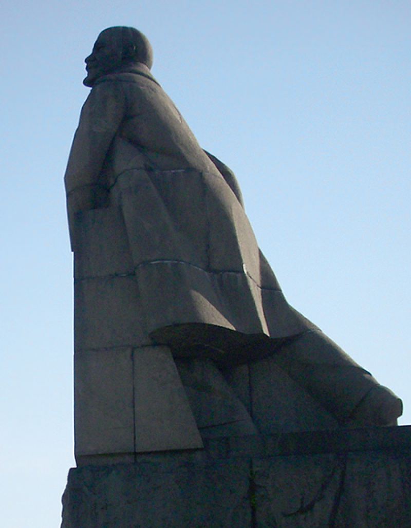 Самые странные памятники Ленину в разных городах мира