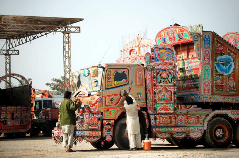 Грузовики в Пакистане, разукрашенные во все цвета радуги