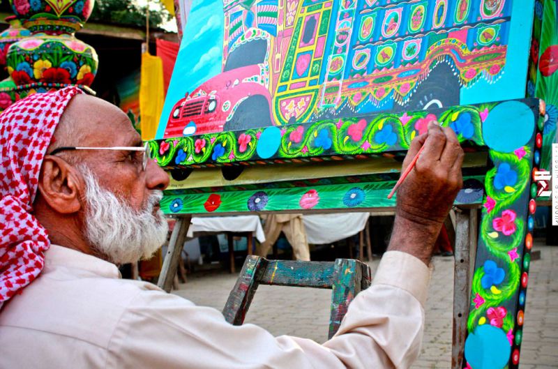 Грузовики в Пакистане, разукрашенные во все цвета радуги
