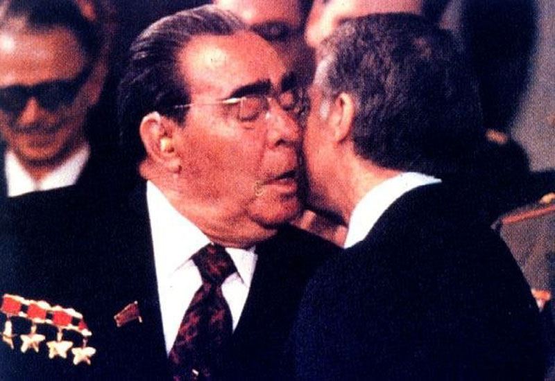 Занимательные факты про силовые поцелуи Брежнева
