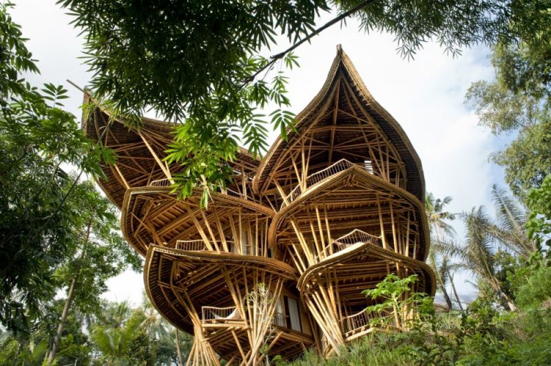 Американка, бросив всё, уехала на Бали и построила там дом мечты из бамбука