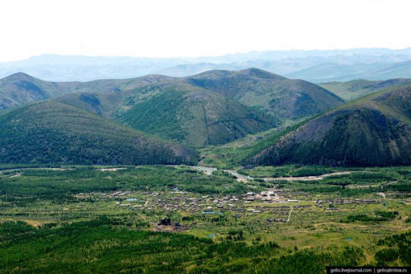 Поселок золотодобытчиков Усть-Нера летом (20 фото)