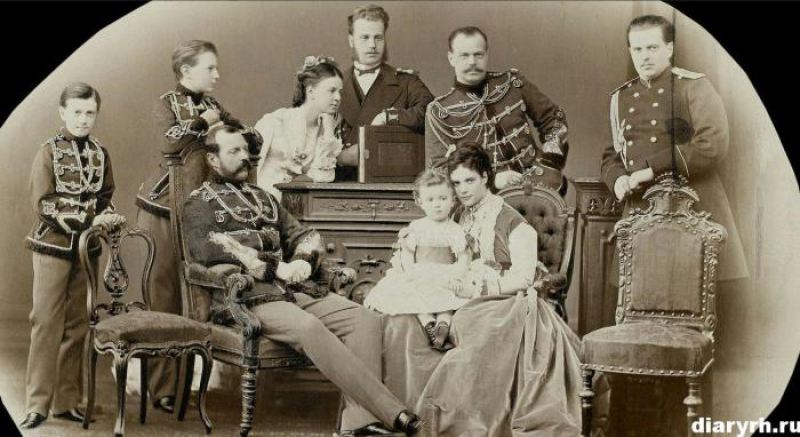 Рождественские подарки детям в семьях российских императоров. Александр II с семьей