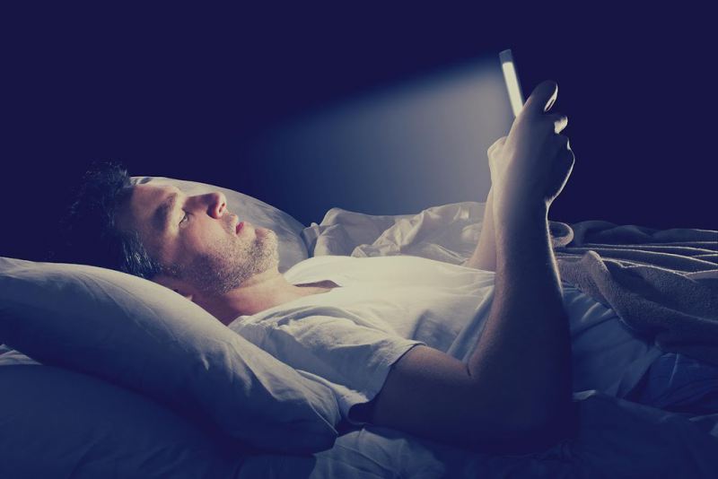 Ученые выяснили, по каким причинам нельзя спать со смартфоном