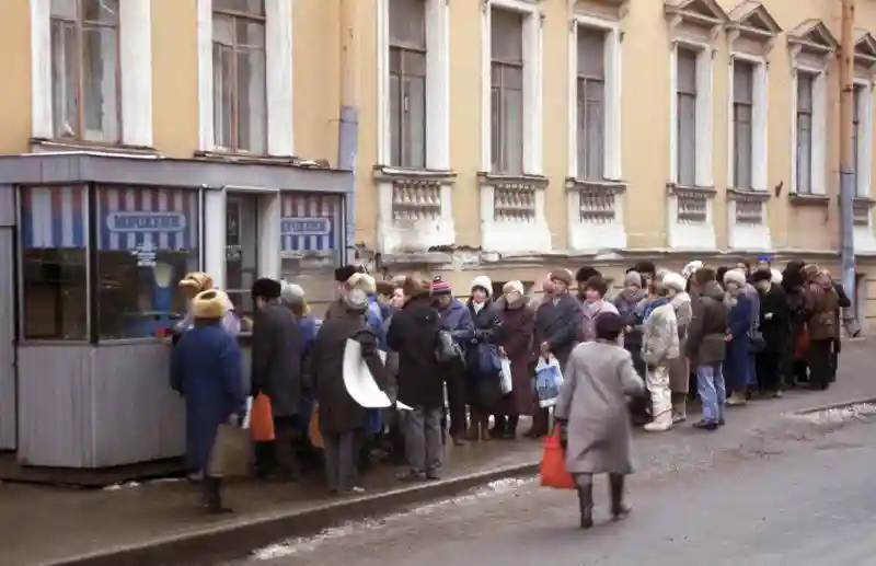 Жизнь в очереди: фотосвидетельства дефицита в СССР, которые