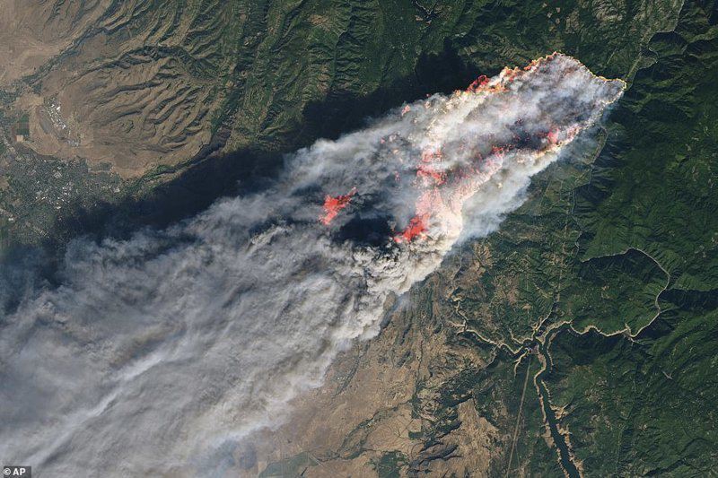 Разрушительные лесные пожары в Калифорнии - снимки из космоса