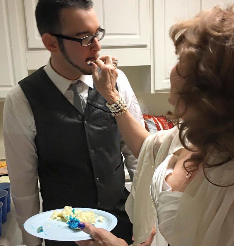 17-летний американец женился на 71-летней пенсионерке