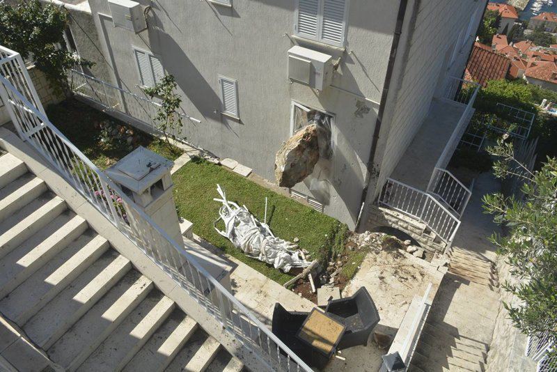 В Хорватии огромный валун рухнул со скалы и попал в окно жилого дома