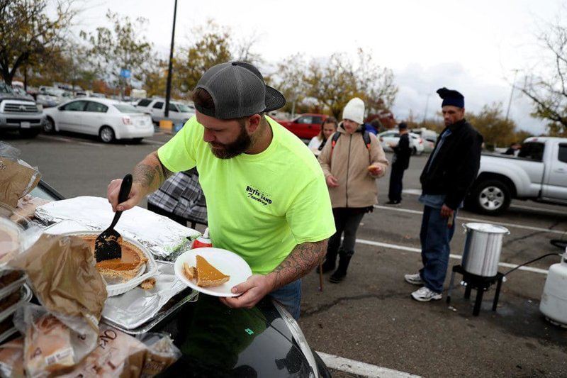 Жители Калифорнии, спасшиеся от пожара, отмечают День благодарения
