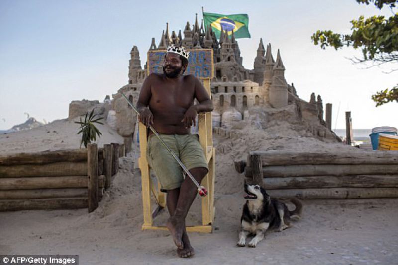 Бразильский "король пляжа"года прожил в замке из песка