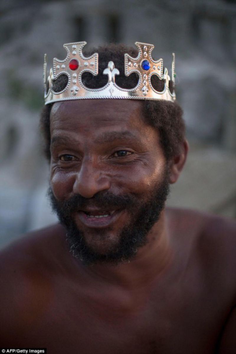 Бразильский "король пляжа"года прожил в замке из песка