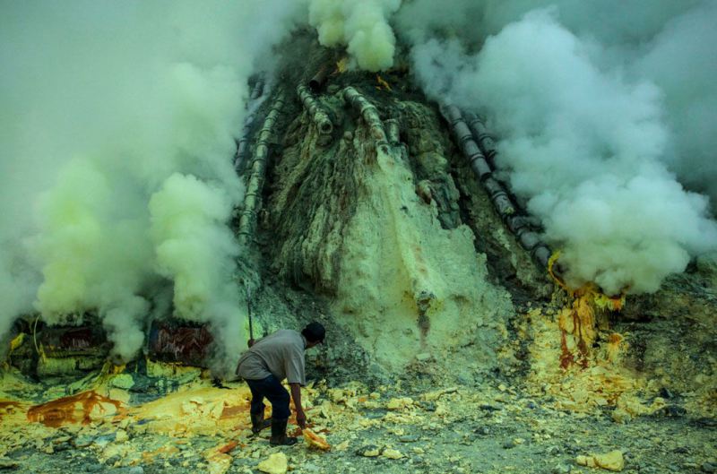 Добыча серы в кратере вулкана Иджен
