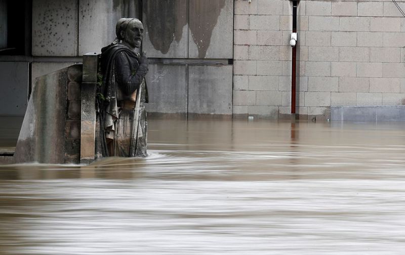 Из-за потопа в Париже закрыли Лувр
