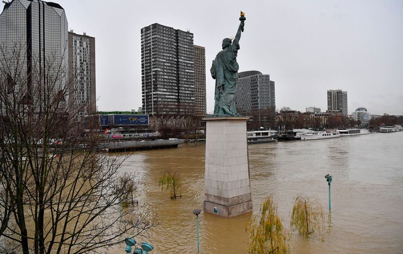 Из-за потопа в Париже закрыли Лувр