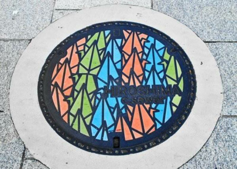 Необычный уличный арт: канализационные люки Японии