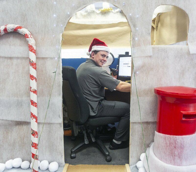 Британец украсил свой офисный стол ледяным замком с пингвинами