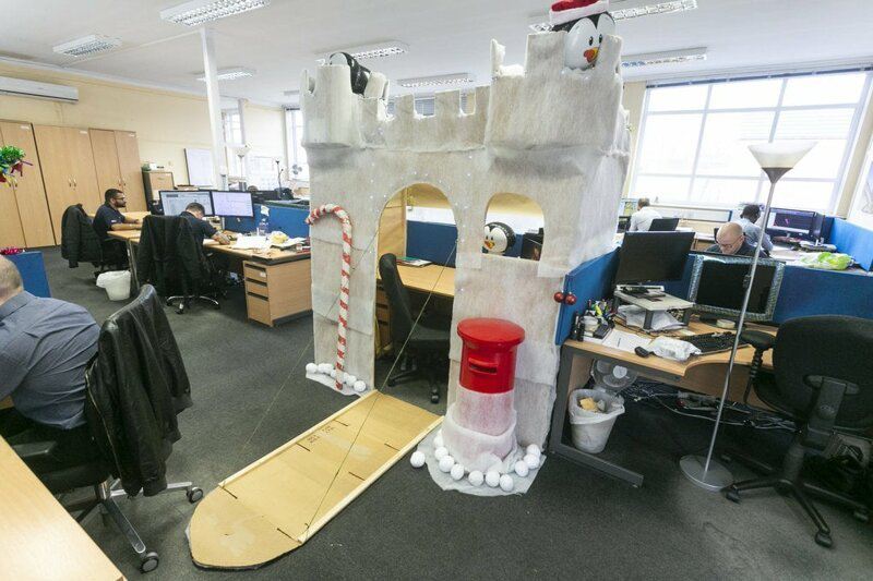 Британец украсил свой офисный стол ледяным замком с пингвинами