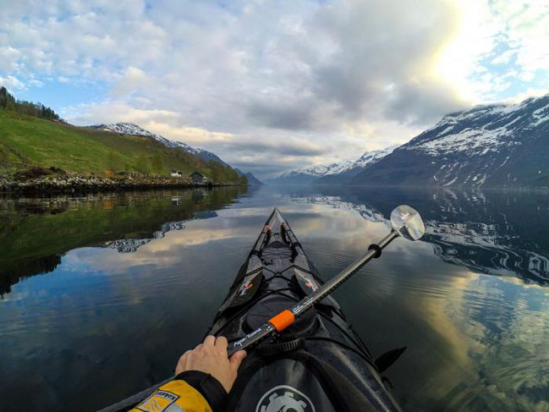 Прогулка на каяке по фьордам и озерам Норвегии (17 фото)