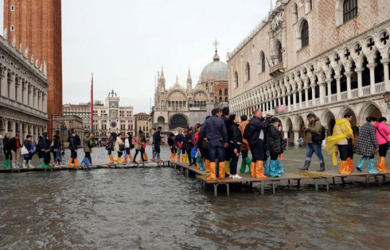 Прогулка по затопленной Венеции (14 фото)