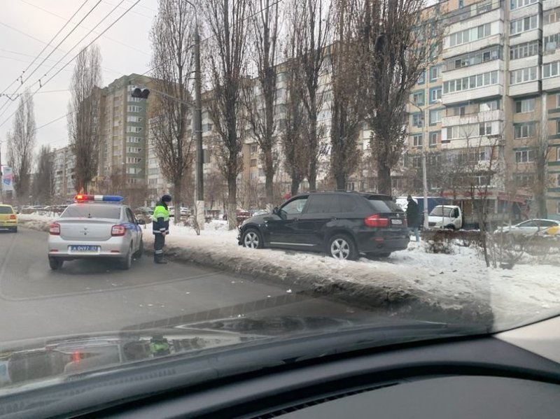 В Белгороде BMW вылетел на тротуар и сбил двух человек