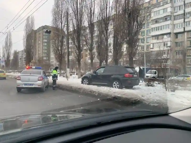 В Белгороде BMW вылетел на тротуар и сбил двух человек