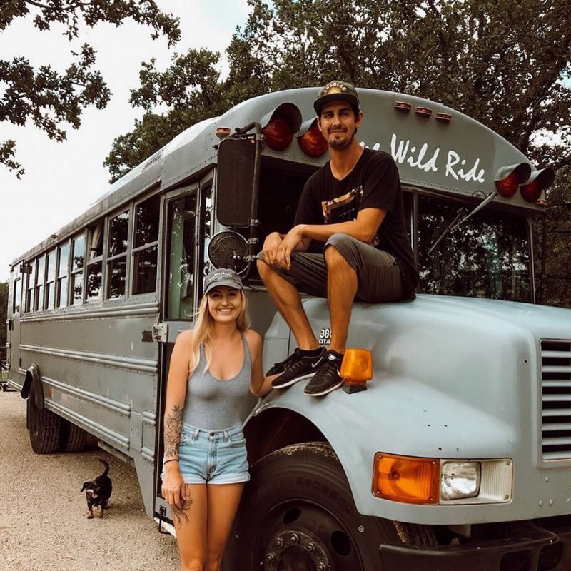 Пара решила жить и путешествовать в школьном автобусе