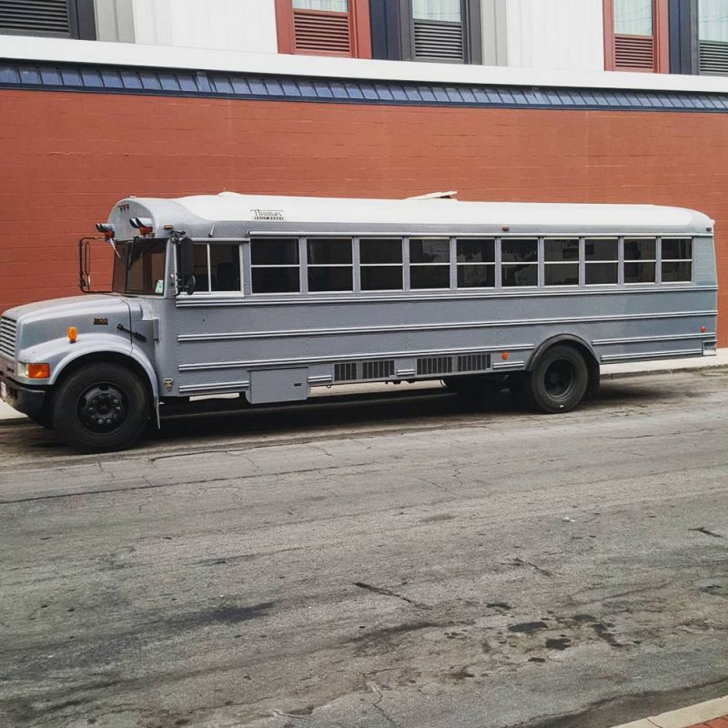 Пара решила жить и путешествовать в школьном автобусе